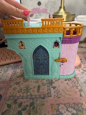 Jasmine princes carry play castle